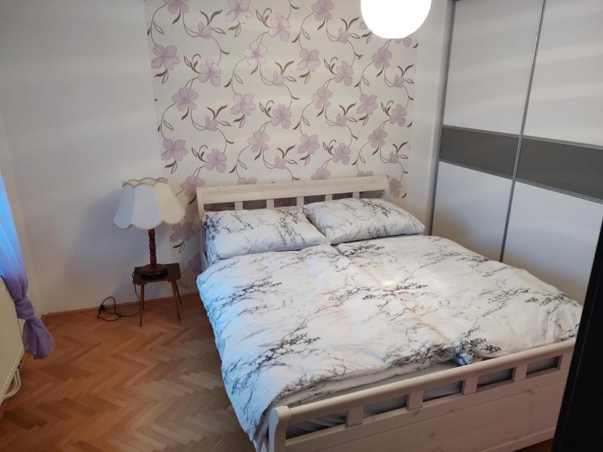 U Letiste Leilighet Kněževes Eksteriør bilde
