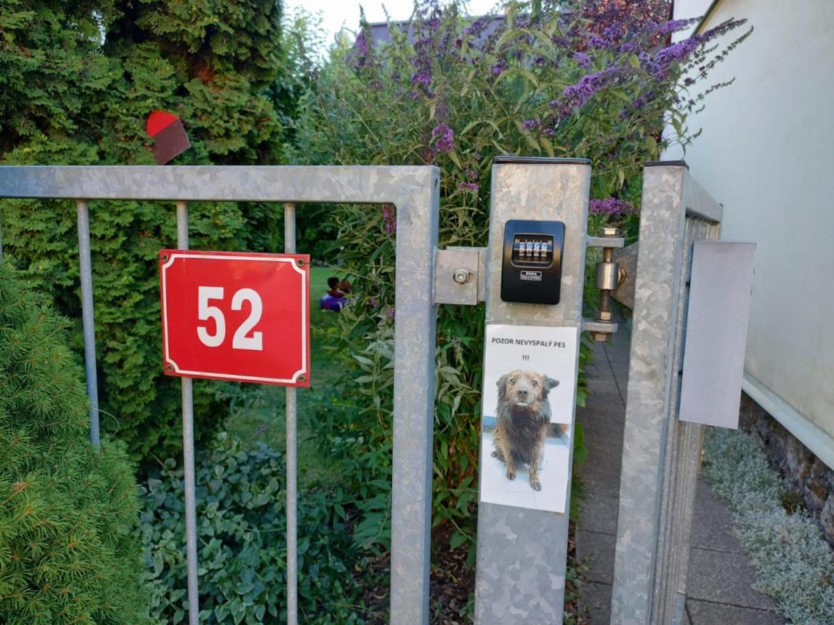 U Letiste Leilighet Kněževes Eksteriør bilde